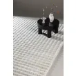 Dette produkt hedder Niva, fremstillet af Polyester materiale med en smuk Hvid farve - SE Mattor