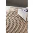 Dette produkt hedder Niva, fremstillet af Polyester materiale med en smuk Beige farve - SE Mattor