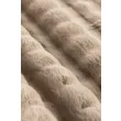 Dette produkt hedder Niva, fremstillet af Polyester materiale med en smuk Beige farve - SE Mattor