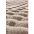 Dette produkt hedder Niva, fremstillet af Polyester materiale med en smuk Beige farve - SE Mattor