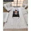 Dette produkt hedder Rabbit Zen, fremstillet af Polyester materiale med en smuk Offwhite farve - SE Mattor
