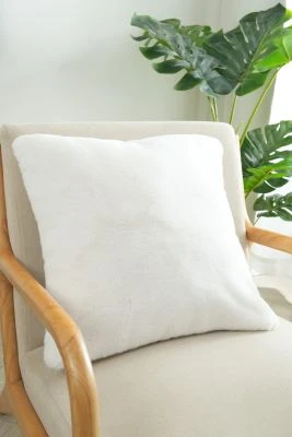Dette produkt hedder Cat, fremstillet af Polyester materiale med en smuk Offwhite farve - SE Mattor