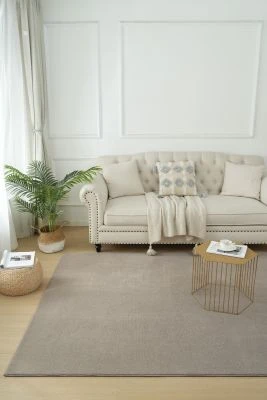 Dette produkt hedder Comfy, fremstillet af Polyester materiale med en smuk Gråbeige farve - SE Mattor