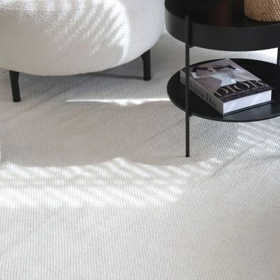 Dette produkt hedder Molly, fremstillet af 80% Uld & 20% Bomuld  materiale med en smuk Hvid farve - SE Mattor