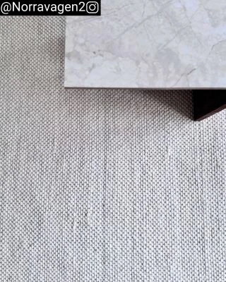 Dette produkt hedder Elsa, fremstillet af 80% Uld & 20% Bomuld  materiale med en smuk Offwhite farve - SE Mattor