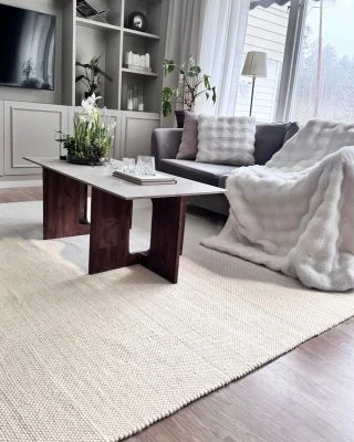 Dette produkt hedder Elsa, fremstillet af 80% Uld & 20% Bomuld  materiale med en smuk Offwhite farve - SE Mattor