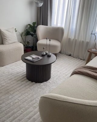 Dette produkt hedder Rabbit Stripe, fremstillet af Polyester materiale med en smuk Offwhite farve - SE Mattor