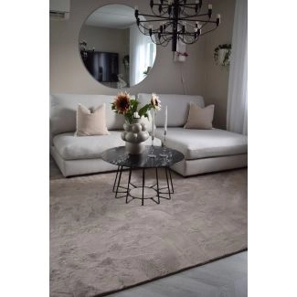 Dette produkt hedder Cat, fremstillet af Polyester materiale med en smuk Taupe farve - SE Mattor