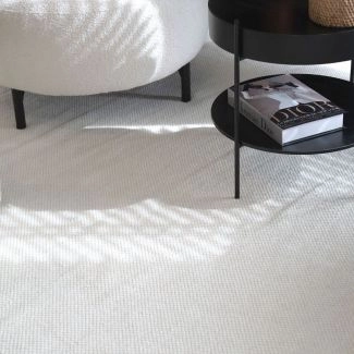 Dette produkt hedder Molly, fremstillet af 80% Uld & 20% Bomuld  materiale med en smuk Hvid farve - SE Mattor