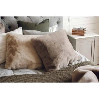i Taupe farve, lavet af Polyester materiale.