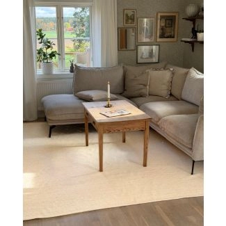 Dette produkt hedder Molly, fremstillet af 80% Uld & 20% Bomuld  materiale med en smuk Offwhite farve - SE Mattor