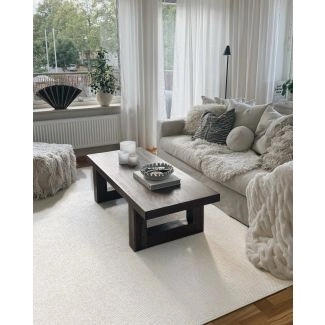 Dette produkt hedder Nordic, fremstillet af Polyester materiale med en smuk Offwhite farve - SE Mattor