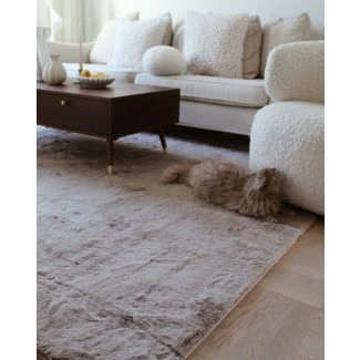 Dette produkt hedder Rabbit Eco, fremstillet af Polyester materiale med en smuk Taupe farve - SE Mattor