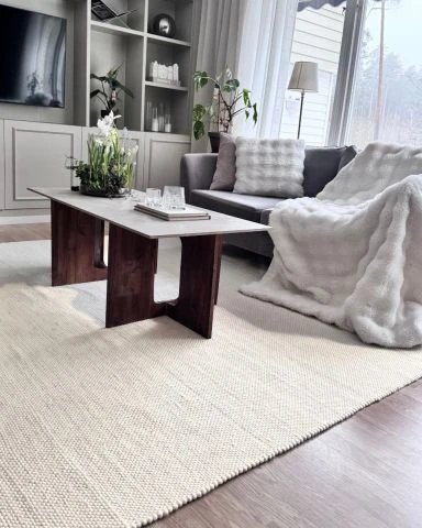 Dette produkt hedder Elsa, fremstillet af 80% Uld & 20% Bomuld  materiale med en smuk Offwhite farve - SE Mattor