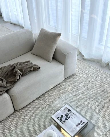 Dette produkt hedder Haga, fremstillet af 80% Uld & 20% Bomuld  materiale med en smuk Offwhite farve - SE Mattor