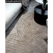 Dette produkt hedder Bella Spin, fremstillet af Polyester & Polypropylen materiale med en smuk Mørk Beige farve - SE Mattor