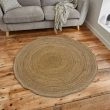 Dette produkt hedder Candace Fläta, fremstillet af Jute materiale med en smuk Natur farve - SE Mattor