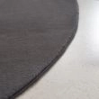 Dette produkt hedder Cat, fremstillet af Polyester materiale med en smuk Mørkegrå farve - SE Mattor