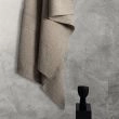 Dette produkt hedder Molly, fremstillet af 60 % Uld & 40% Bomuld  materiale med en smuk Mørk Beige farve - SE Mattor
