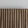 Dette produkt hedder Mathilde, fremstillet af Polyester materiale med en smuk Sand farve - SE Mattor