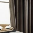 Dette produkt hedder Mathilde, fremstillet af Polyester materiale med en smuk Taupe farve - SE Mattor