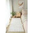 Dette produkt hedder Rabbit Bubble, fremstillet af Polyester materiale med en smuk Offwhite farve - SE Mattor