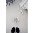 Dette produkt hedder Molly, fremstillet af 60 % Uld & 40% Bomuld  materiale med en smuk Hvid farve - SE Mattor