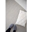Dette produkt hedder Molly, fremstillet af 60 % Uld & 40% Bomuld  materiale med en smuk Mørk Beige farve - SE Mattor