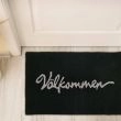 Dette produkt hedder Välkommen, fremstillet af Polypropylen materiale med en smuk Sort farve - SE Mattor