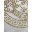 Dette produkt hedder Wico Versace Face, fremstillet af Polyester & Polypropylen materiale med en smuk Guld farve - SE Mattor