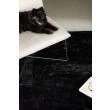 Dette produkt hedder Elton, fremstillet af Polyester materiale med en smuk Sort farve - SE Mattor