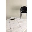 Dette produkt hedder Lira, fremstillet af Polyester materiale med en smuk Hvid farve - SE Mattor