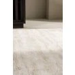 Dette produkt hedder Lira, fremstillet af Polyester materiale med en smuk Beige farve - SE Mattor