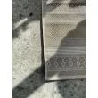 Dette produkt hedder Echo Case, fremstillet af Polypropylen materiale med en smuk Beige farve - SE Mattor