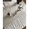 Dette produkt hedder Brolly Loop, fremstillet af Polypropylen materiale med en smuk Fløde farve - SE Mattor
