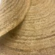 Dette produkt hedder Candace Fläta, fremstillet af Jute materiale med en smuk Natur farve - SE Mattor