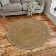 Dette produkt hedder Candace Fläta, fremstillet af Jute materiale med en smuk Natur farve - SE Mattor