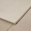 Dette produkt hedder Cat, fremstillet af Polyester materiale med en smuk Offwhite farve - SE Mattor
