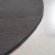 Dette produkt hedder Cat, fremstillet af Polyester materiale med en smuk Mørkegrå farve - SE Mattor