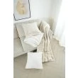 Dette produkt hedder Cat, fremstillet af Polyester materiale med en smuk Offwhite farve - SE Mattor