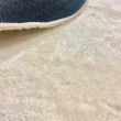 Dette produkt hedder Cloudy, fremstillet af Polyester materiale med en smuk Lys Beige farve - SE Mattor