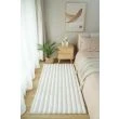 Dette produkt hedder Rabbit Stripe, fremstillet af Polyester materiale med en smuk Offwhite farve - SE Mattor