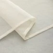 Dette produkt hedder Ellinor, fremstillet af Polyester materiale med en smuk Beige farve - SE Mattor
