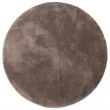 Dette produkt hedder Fluffy, fremstillet af Polyester materiale med en smuk Taupe farve - SE Mattor
