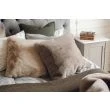 Dette produkt hedder Fluffy, fremstillet af Polyester materiale med en smuk Taupe farve - SE Mattor