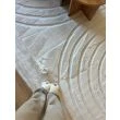 Dette produkt hedder Rabbit Zen, fremstillet af Polyester materiale med en smuk Offwhite farve - SE Mattor