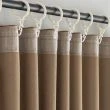 Dette produkt hedder Mathilde, fremstillet af Polyester materiale med en smuk Sand farve - SE Mattor