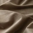 Dette produkt hedder Mathilde, fremstillet af Polyester materiale med en smuk Sand farve - SE Mattor