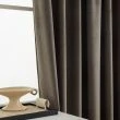 Dette produkt hedder Mathilde, fremstillet af Polyester materiale med en smuk Taupe farve - SE Mattor