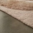 Dette produkt hedder Moody Bow, fremstillet af Polyester materiale med en smuk Beige farve - SE Mattor